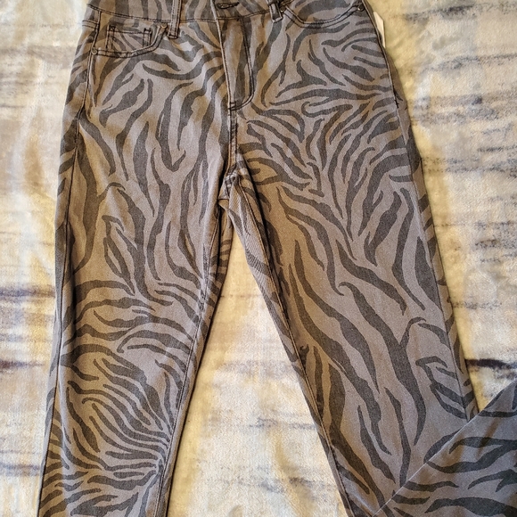 ♡♡♡♡♡  NWT zebra striped jeans - Picture 7 of 13